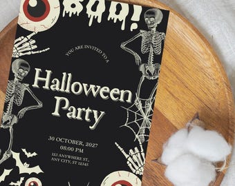 Peut inclure: Invitation de fête d'Halloween noire avec des illustrations de squelettes, des yeux et des chauves-souris. L'invitation comprend le texte "Halloween Party" et les détails de l'événement : date, heure et adresse.