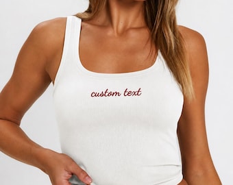 Débardeur côtelé brodé personnalisé, haut court prénom personnalisé, t-shirt bébé minimaliste de l'an 2000, joli cadeau pour elle, haut d'été basique