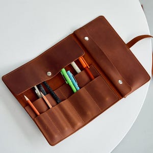 Personalisierte Lederstifterolle, Leder Künstlerrolle, Reisefedermäppchen, Lederpinselhalter, Individuelle Federmäppchen aus Leder