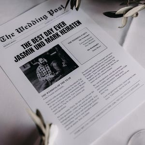 Pode incluir: Um anúncio de casamento impresso em estilo jornalístico, intitulado "The Wedding Post". A manchete diz "The Best Day Ever Jasmin und Mark Heiraten". Apresenta uma foto a preto e branco do casal.