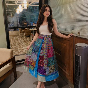 Jupe portefeuille bohème patchwork pour femme, jupe midi réversible, jupe en coton à motifs cachemire colorés, taille ajustable par lien, jupe idéale pour les festivals, les vacances et la plage