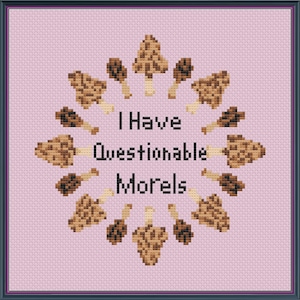 Könnte beinhalten: Ein Kreuzstich-Design mit einem hellrosa Hintergrund, das einen Kreis aus braunen Morchelpilzen zeigt, die den Text "I Have Questionable Morels" umgeben. Das Design ist mit einem dunkelvioletten Rahmen versehen.