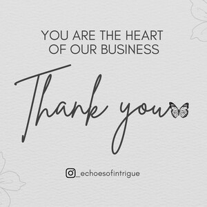 Puede incluir: Fondo gris claro con el texto "YOU ARE THE HEART OF OUR BUSINESS" en negro. Debajo, en cursiva, la frase "Thank you" con un gr&aacute;fico de mariposa. Tambi&eacute;n est&aacute; presente el identificador de Instagram "_echoesofintrigue".