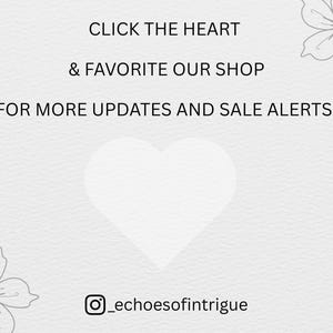 Puede incluir: Fondo gris claro con el texto "CLICK THE HEART & FAVORITE OUR SHOP FOR MORE UPDATES AND SALE ALERTS!". Un coraz&oacute;n blanco en el centro, con dise&ntilde;os florales en las esquinas. El identificador de Instagram "_echoesofintrigue" est&aacute; en la parte inferior.