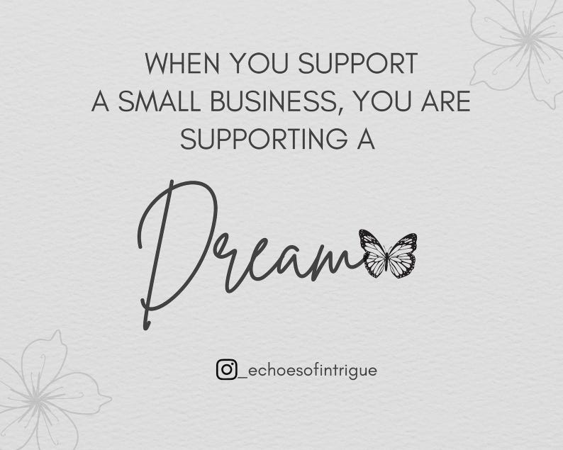 Puede incluir: Fondo gris claro con el texto "WHEN YOU SUPPORT A SMALL BUSINESS, YOU ARE SUPPORTING A Dream" en negro. Un gr&aacute;fico de mariposa est&aacute; al lado de la palabra "Dream". El identificador de Instagram "_echoesofintrigue" est&aacute; en la parte inferior.