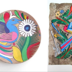 Peut inclure: Une assiette décorative et une œuvre d'art présentant des motifs vibrants d'oiseaux et de fleurs. L'assiette a un fond beige avec un oiseau bleu, des accents roses et une marguerite blanche. L'œuvre d'art a un fond marron avec un oiseau coloré et des éléments floraux.