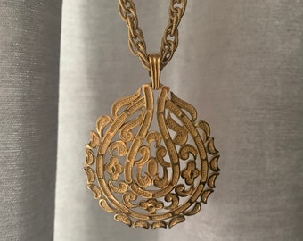 Trifari Gold Teardrop Medallion Necklace 21 Inch Chunky Chain Mid Century Jewelry