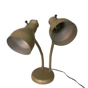 Op de afbeelding: Twee olijfgroene bureaulampen met verstelbare zwanenhalsarmen en een gemeenschappelijke cirkelvormige basis. De lampenkappen zijn conisch met een zilveren binnenkant en kleine ventilatiegaten. Een zwart netsnoer komt uit de basis.