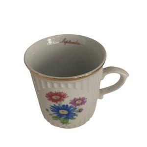 Tasse florale de café et de thé d&#39;anniversaire de septembre d&#39;asters