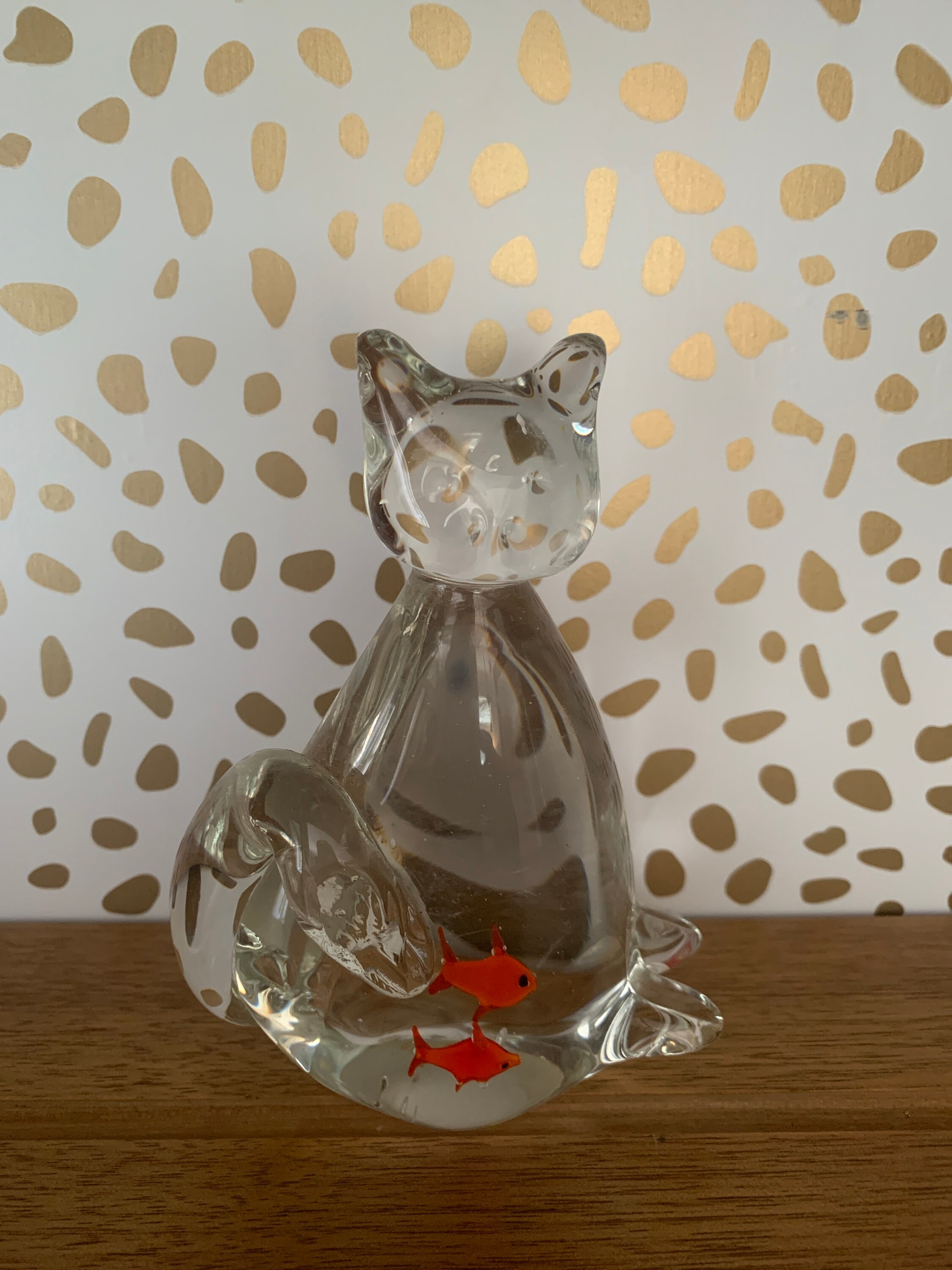 金魚を抱いた透明ガラスの猫 - Etsy 日本