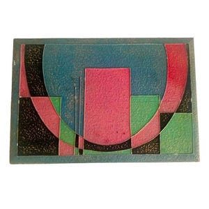 Może przedstawiać: Abstrakcyjne dzieło sztuki o prostokątnym kształcie. Grafika zawiera kombinację geometrycznych kształtów w różnych kolorach, w tym różowym, turkusowym, zielonym i czarnym. Projekt obejmuje półkole, kwadraty i prostokąty.