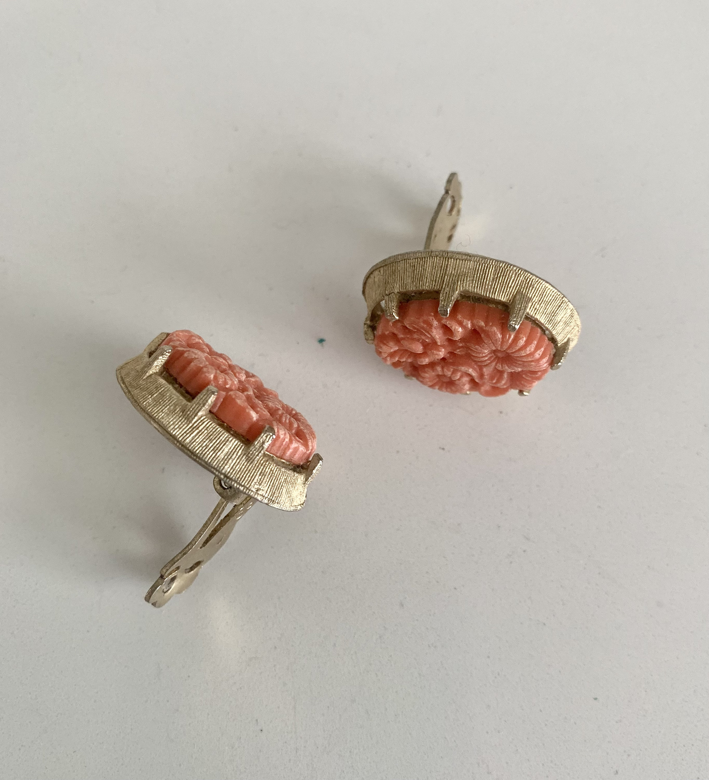 Boucles D'oreilles Anciennes - Or 9 Carats Avec Corail Sculpté Et Motif Fleur De Lys - Modèle Pendantes Avec Dormeuses