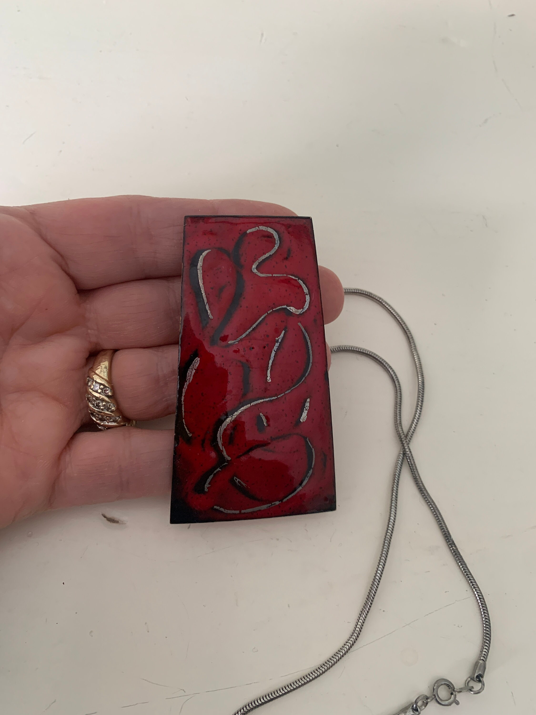 Collier pendentif rouge vintage récupéré – Bijoux ornés en