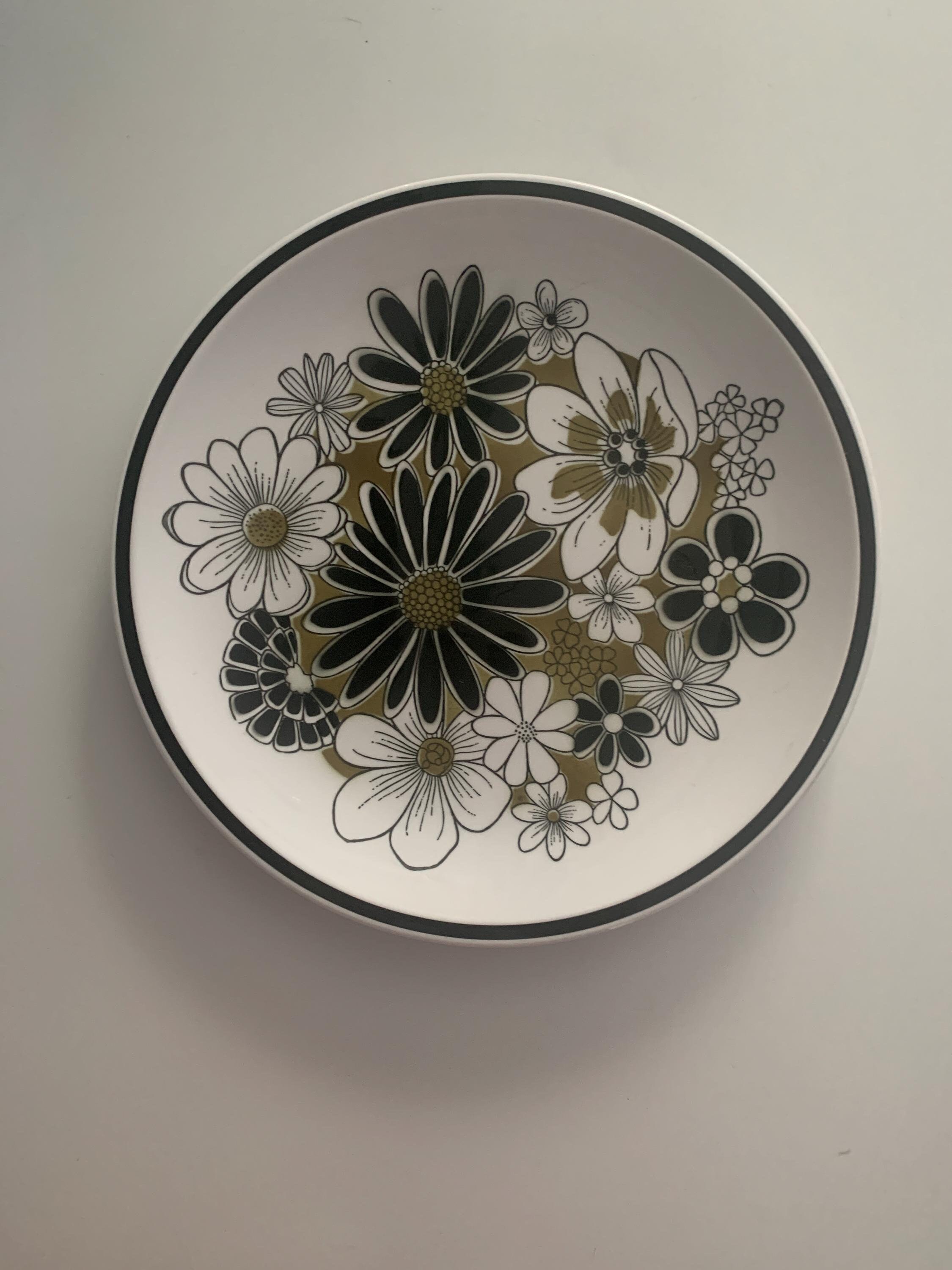 Mikasa Leilani MOD Flower Round Platter
