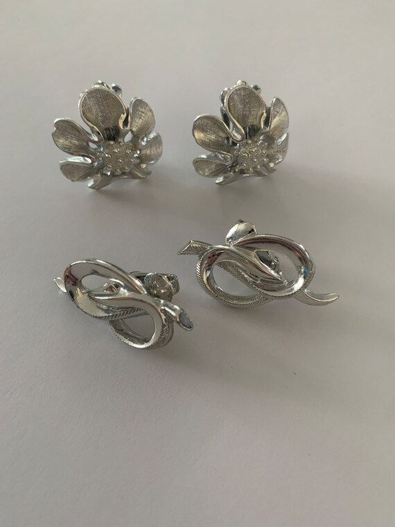 Coro Silvertone Clip On Earrings Two Pairs - image 5