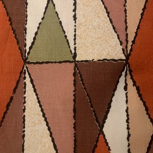 Peut inclure: Tissu &agrave; motif g&eacute;om&eacute;trique avec des triangles bruns, beiges, roses et oranges. Le tissu a une surface textur&eacute;e et un contour noir autour de chaque triangle.