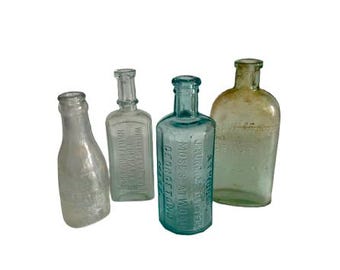 Juego de cuatro botellas antiguas de colección vintage