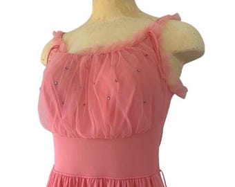 1950年代 ピンクのラインストーン付きボディス フリル付きネグリジェナイトガウン