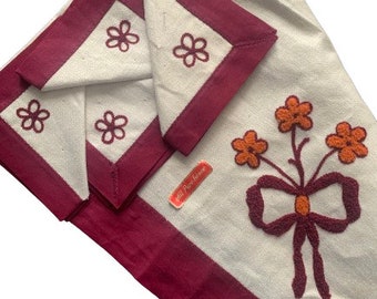 Linen Embroidered Tablecloth Napkin Set // Vintage 1940s 1950s Bridge Table    Entertaining Linens Set