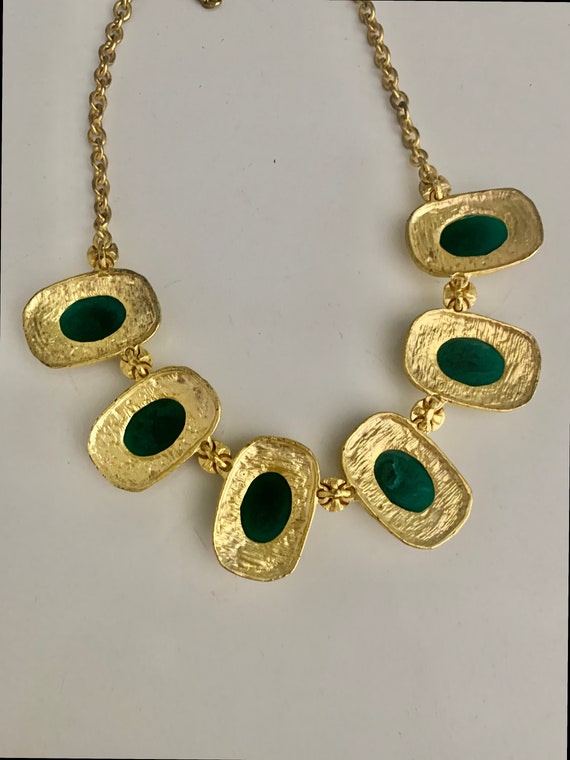 Kenneth J Lane Hammered Gold Emerald Necklace - image 5