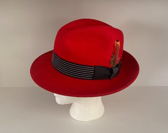 Chapeau fedora rouge neutre en laine avec plumes vintage Giorgio Brutini, taille moyenne