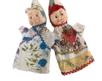 Juego de dos marionetas de mano con pañuelos antiguos