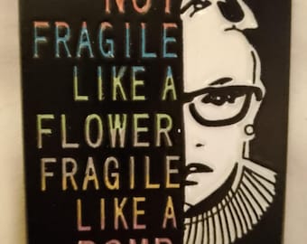 Spilla "Non fragile come un fiore" Fragile come una bomba