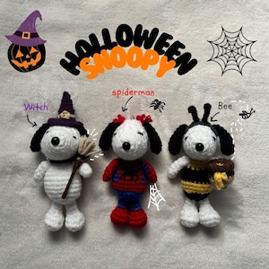 Op de afbeelding: Gehaakte Snoopy-figuren verkleed als heks, Spiderman en een bij. De figuren zijn wit met zwarte oren en houden een bezem, een web en een honingpot vast. Boven de figuren staat "Halloween Snoopy".