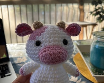 Vaca de pelúcia de crochê – brinquedo de fazenda amigurumi feito à mão