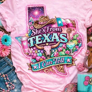 Puede incluir: Camiseta rosa claro con un diseño en forma de Texas que presenta un sombrero de vaquero, la bandera de Texas y el texto "She's From Texas I Can Tell". El diseño incluye una calavera de cuernos largos, flores y un vaso de margarita. Accesorios.