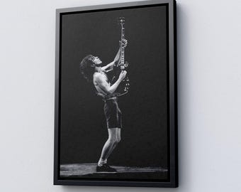 アンガス・ヤングがギターを弾きまくる - AC/DC ヘビーロック