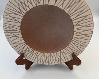 MCM Herb Cohen voor Hyalyn Pottery schaal H-68 Sgraffito 11" bord NIEUWSTAAT