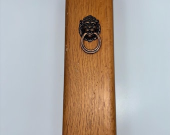 Vintage eikenhouten luciferdoosje uit de jaren 50 met luciferplaat - 13 inch hoog