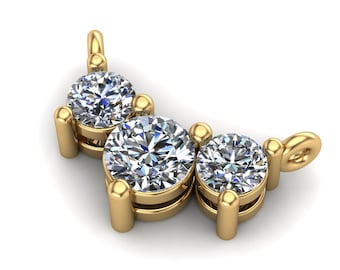Peut inclure: Gros plan d'un pendentif en or avec trois pierres précieuses rondes et transparentes. Les pierres sont serties dans des griffes en or et disposées en ligne incurvée. Le pendentif a une petite boucle à chaque extrémité.