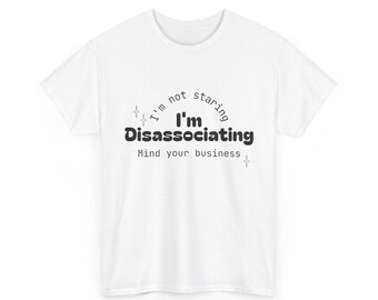 「見つめているんじゃない、距離を置いているだけ」グラフィックTシャツ、内向型シャツ、ユニセックスTシャツ、社会不安障害用ウェア