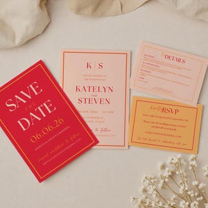Puede incluir: Un conjunto de papelería de boda, que incluye una tarjeta roja de "Save the Date" con texto blanco y un borde dorado. Otras tarjetas incluyen detalles e información de RSVP, todo en tonos de rosa y naranja. Flores blancas en la esquina inferior derecha.