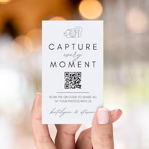 Può includere: Una scheda rettangolare bianca con il testo "CAPTURE every MOMENT" e un codice QR. Sotto, il testo "SCAN THE QR CODE TO SHARE ALL OF YOUR PHOTOS WITH US" e i nomi "katelynn & steven".
