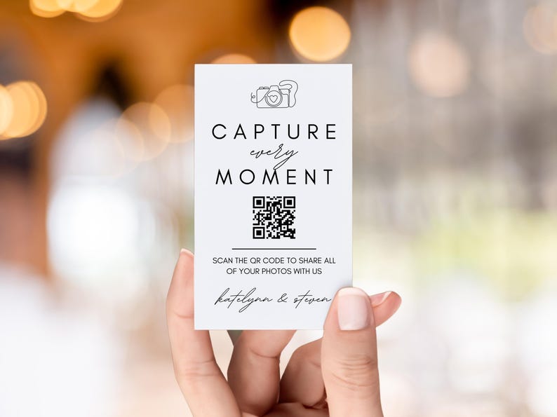 Puede incluir: Una tarjeta rectangular blanca con el texto "CAPTURE every MOMENT" y un c&oacute;digo QR. Debajo, el texto "SCAN THE QR CODE TO SHARE ALL OF YOUR PHOTOS WITH US" y los nombres "katelynn & steven".