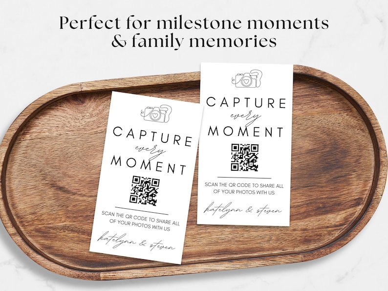 Puede incluir: Dos tarjetas blancas con el texto "CAPTURE every MOMENT" y un c&oacute;digo QR, sobre una bandeja de madera. Las tarjetas tambi&eacute;n incluyen el texto "SCAN THE OR CODE TO SHARE ALL OF YOUR PHOTOS WITH US" y los nombres "katelynn & steven".