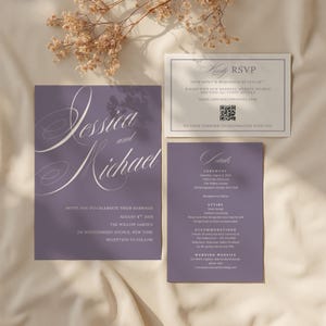 Peut inclure: Un ensemble de faire-part de mariage avec un thème lavande. La carte d'invitation affiche les noms "Jessica et Michael" dans une écriture élégante. Des cartes supplémentaires incluent des informations RSVP et des détails. Des accents floraux séchés sont visibles.