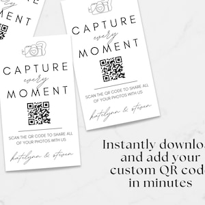 Puede incluir: Tarjetas rectangulares blancas con el texto "CAPTURE every MOMENT" y un c&oacute;digo QR. Las tarjetas tambi&eacute;n incluyen el texto "SCAN THE QR CODE TO SHARE ALL OF YOUR PHOTOS WITH US" y un nombre. Las tarjetas son para una boda o evento.