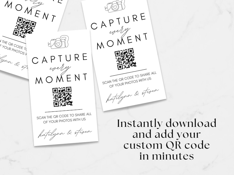 Puede incluir: Tarjetas rectangulares blancas con el texto "CAPTURE every MOMENT" y un c&oacute;digo QR. Las tarjetas tambi&eacute;n incluyen el texto "SCAN THE QR CODE TO SHARE ALL OF YOUR PHOTOS WITH US" y un nombre. Las tarjetas son para una boda o evento.