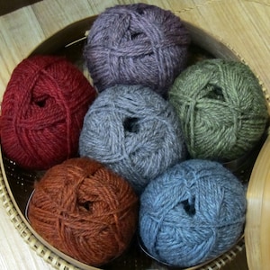 Fil de laine « Mithril » 100 % naturel disponible en 6 couleurs - écheveaux de 50 g, DK, Stansborough, LOTR Hobbit, vert, rouge, orange, gris, bleu, rose