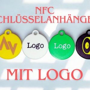 Könnte beinhalten: Vier runde Schlüsselanhänger in Gelb, Weiß, Grün und Schwarz. Jeder Schlüsselanhänger hat ein anderes Logo oder Design. Der rote Text lautet "NFC SCHLÜSSELANHÄNGER MIT LOGO" ober- und unterhalb der Schlüsselanhänger.