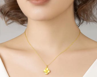 繊細なゴールドのクローバーリーフネックレス：幸運のミニマリストジュエリー
