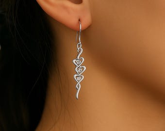 シルバーメッキのトリプルハートドロップイヤリング：クリスタルダングルジュエリー