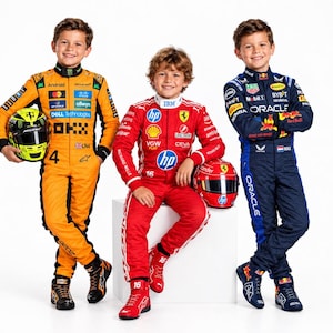 Puede incluir: Tres niños con trajes de carreras profesionales. El niño de la izquierda lleva un traje McLaren naranja con un casco amarillo. El niño del centro lleva un traje Ferrari rojo. El niño de la derecha lleva un traje azul oscuro de Oracle Red Bull Racing.