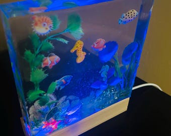 Nuova dimensione!!! Crea un effetto tridimensionale con una profondità di 5 cm. Acquario artificiale illuminato per la cameretta dei bambini, ideale per stimolare la fantasia, decorare in modo divertente e fungere da luce notturna.