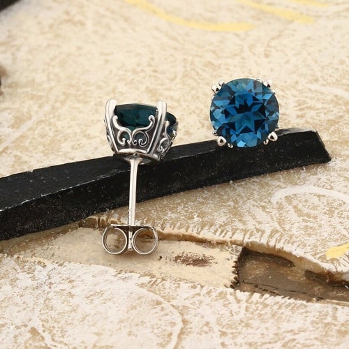 1.46 Ct AAA London Blue Topaz Pendant - 8x6mm Elongated Cushion In Platinum With 18" Chain - View #5