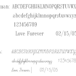 Könnte beinhalten: Ein Vergleich von zwei verschiedenen Schriftarten, Roman und Schreibschrift. Die Schriftarten werden in Groß- und Kleinbuchstaben, Zahlen und dem Satz "Love Forever" mit dem Datum "02/15/05" angezeigt.